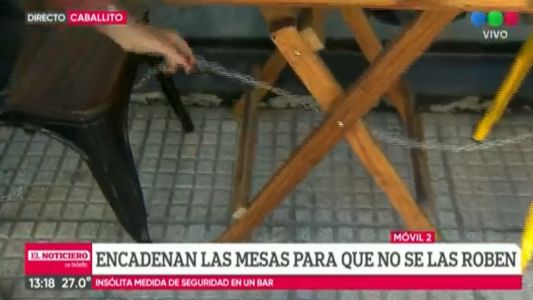 En un bar de Caballito encadenaron sus mesas para que no se las roben