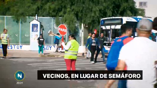 Por falta de semáforos, vecinos dirigen el tránsito en Villa Zavaleta