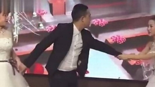 Video: irrumpió en la boda de su ex vestida de novia y le suplicó que se case con ella