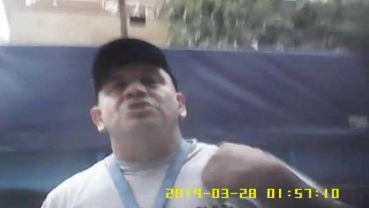 Video: un fletero bloqueó la rampa a un discapacitados y le pegó con un caño