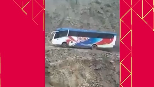 Un micro, al borde del abismo en Perú