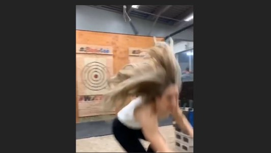 Se salvó de recibir un hachazo en la cabeza por su mala puntería