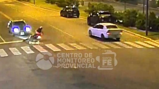 Violento choque de un motociclista contra un auto detenido