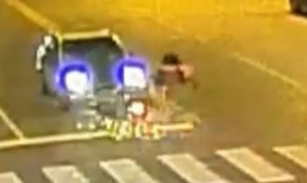 Una moto chocó contra un taxi detenido en un semáforo