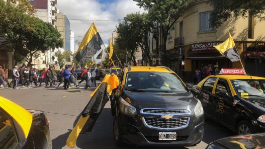 Taxistas protestan en el centro contra Uber y Cabify