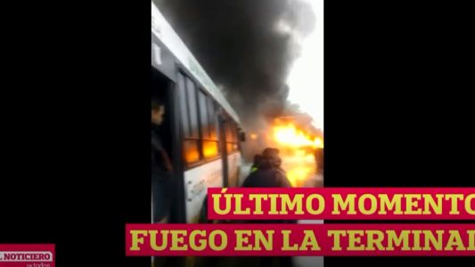 Fuego en una terminal de colectivos en Lomas de Zamora