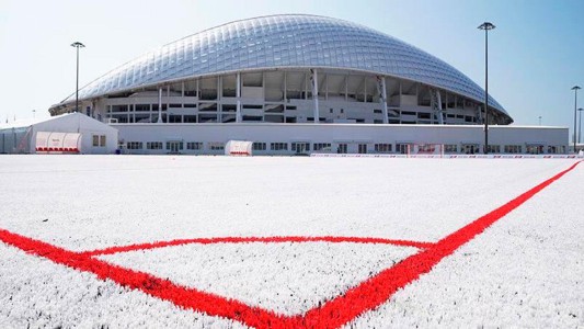 Utilizan 50 mil vasos descartables para hacer una cancha de fútbol