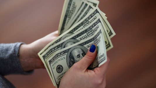 El dólar se mantiene a la baja y cotizó por debajo de los 44 pesos