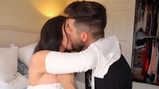 Un youtuber le dio un apasionado beso en la boca a su hermana y lo mataron en las redes sociales