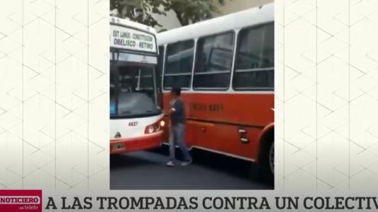 Video: un chofer de micro escolar a las trompadas contra un colectivo