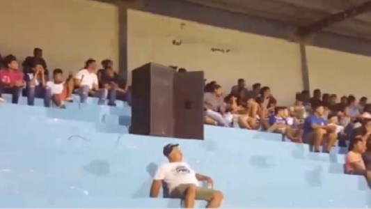 A falta de hinchada, usaron un parlante