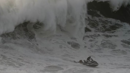 Impresionante rescate de un surfista atrapado entre olas gigantes