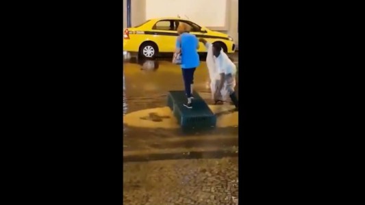 El gesto de un cuidacoches en medio del temporal