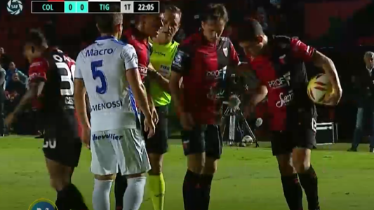 La pelea de los jugadores de Colón para patear