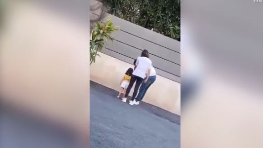 Video: golpea a su hija de 3 años porque posó mal para una foto