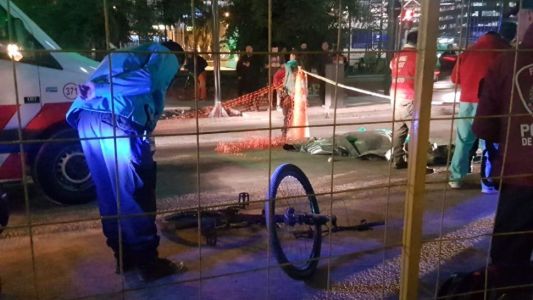Un camión atropelló y mató a un repartido de Rappi que iba en bici