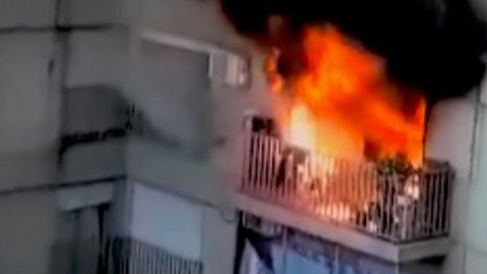 Voraz incendio en Caballito: para salvarse debieron ser trasladados a la terraza