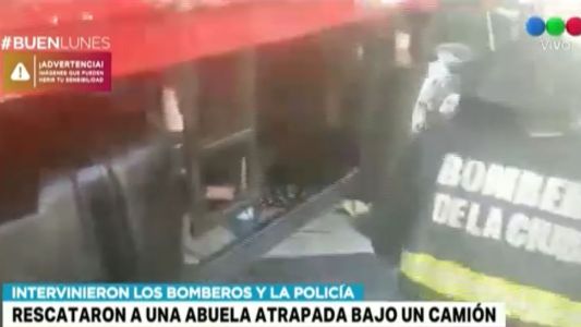 Rescataron a una mujer de 83 años atrapada bajo un camión