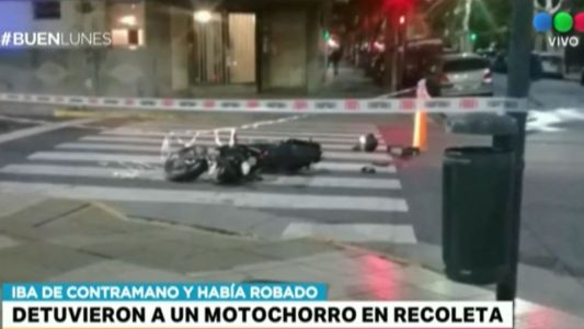 Un policía se arrojó encima de un motochorro en movimiento para detenerlo