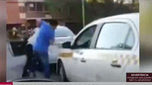A las trompadas: dos taxistas se agarraron a piñas en plena calle
