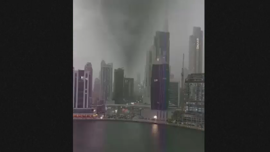 La impresionante caída de un rayo sobre el edificio más alto del mundo