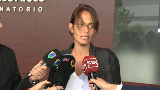 La novia de Sergio Denis con la entrada prohibida a la clínica