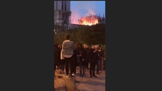 Parisinos rezan mientras arde Notre Dame