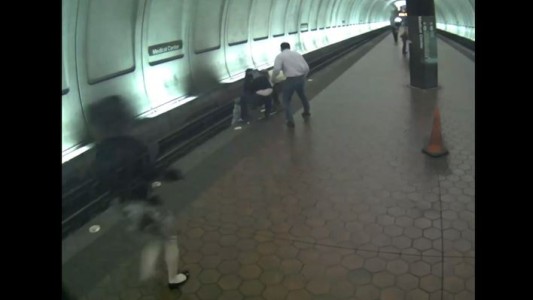 Dramático rescate de un ciego que cayó a las vías