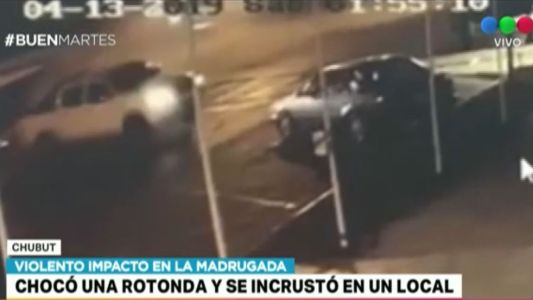 Chocó una rotonda y se incrustó en un local