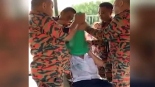 Empezó con una broma y terminó con la cabeza atrapada en un cono