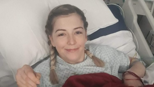 El extraño caso de la joven que quedó paralizada luego de hacer sonar su cuello