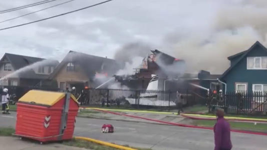 6 muertos al caer una avioneta sobre una casa