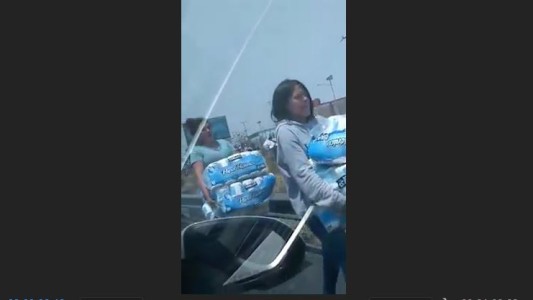 Se roban rollos de papel higiénico de un camión que volcó