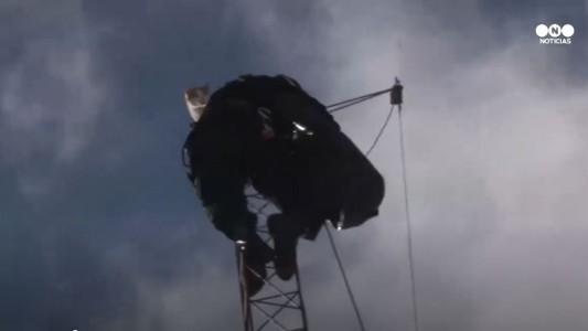 Tremendo rescate de un gato sobre una antena en Rosario