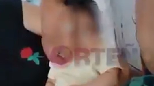 Bronca en las redes sociales por un hombre que le da probar cerveza a un bebé de 5 meses