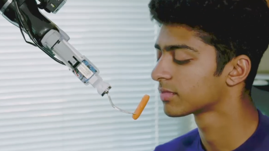 Así funciona el robot que alimenta a los que sufren de parálisis