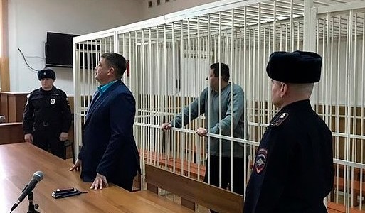 Le dio cerveza con ácido para matar a su novia: la dejó agonizando frente a su hijo de 5 años