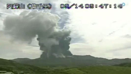 El volcán más grande de Japón entra en erupción