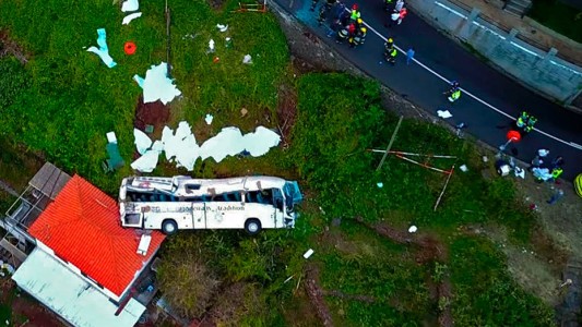 Portugal: al menos 29 muertos al caer un colectivo turístico sobre una casa