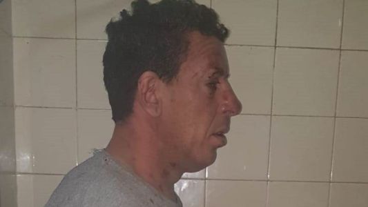 Apuñaló y atropelló con la moto a su pareja: los vecinos lo atraparon y le dieron una paliza