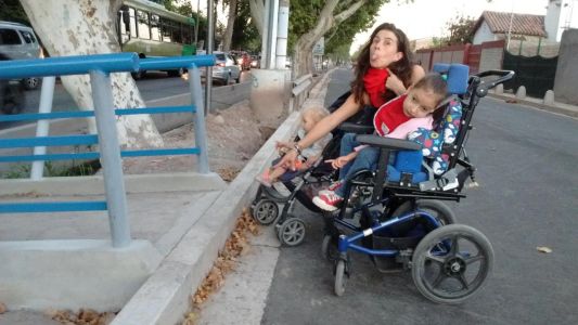 Video: polémica en Mendoza por una rampa de discapacitados con escalón