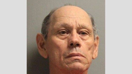 Estados Unidos: 40 años después detuvieron a un anciano acusado de 100 violaciones
