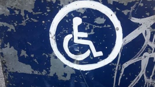 Le destruyeron el puesto a un vendedor callejero con discapacidad