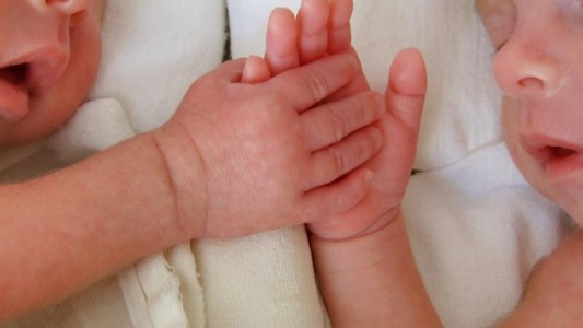 Gemelos italianos nacen con dos meses de diferencia