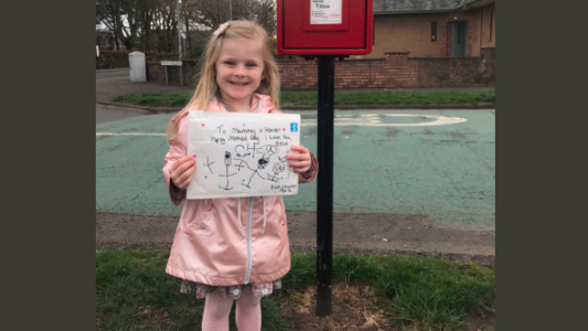 Una nena de 4 años le escribió una carta a su mamá muerta y recibió una respuesta conmovedora