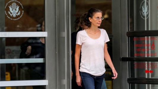 Heredera millonaria se declara culpable en caso de secta sexual