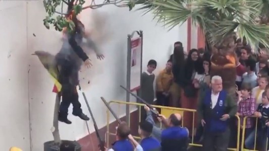 Queman y disparan a un muñeco de Puigdemont en Sevilla