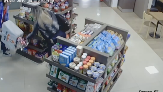 El truco del robo con la bolsa abierta por el fondo