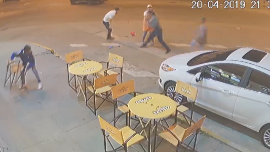 El robo que terminó a los sillazos