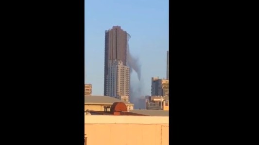 El momento en que se quiebra una pileta de un rascacielos durante el terremoto
